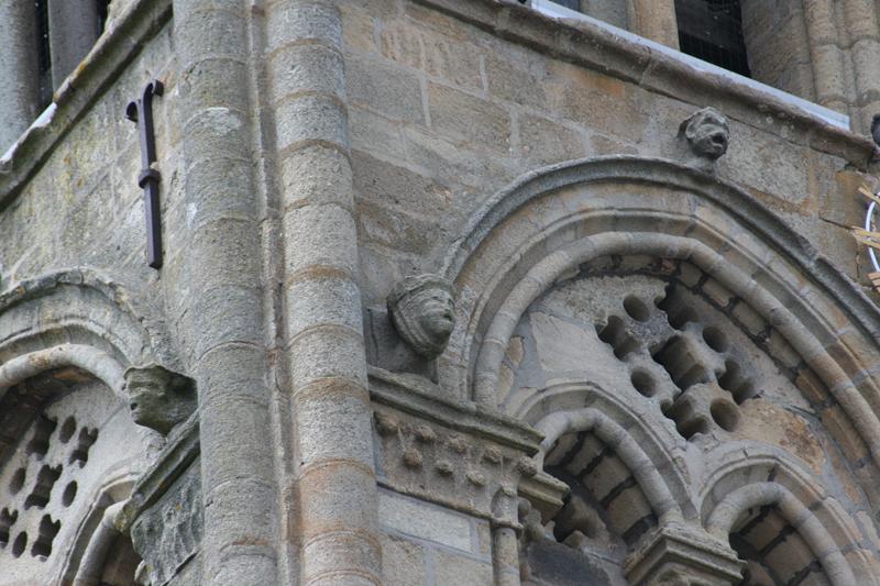 Deux têtes masculines et une tête de femme coiffée d'un touret (angle sud-est du clocher).