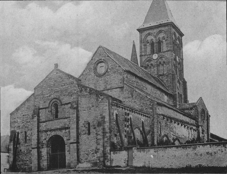 Vue extérieure du narthex de l'église avant la reconstruction du mur sud.