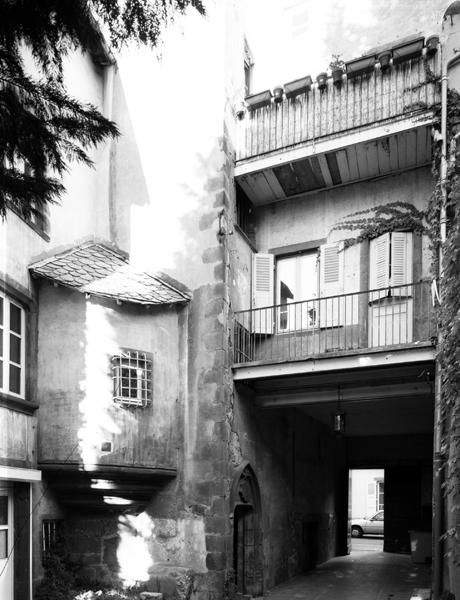 Vue depuis la cour sur la porte d'accès à la tour d'escalier, dont l'élan est amoindri actuellement par la greffe d'un corps de bâtiment au-dessus du passage