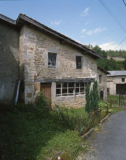 Vue extérieure de la boutique avec sa vanne