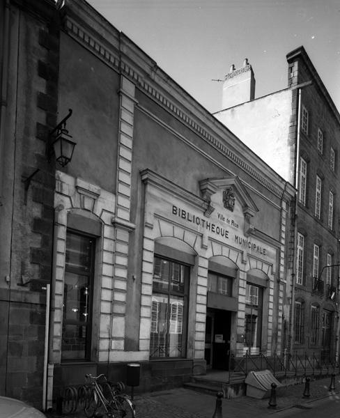 Façade de l'hôtel avec, au premier plan, la façade de la bibliothèque municipale