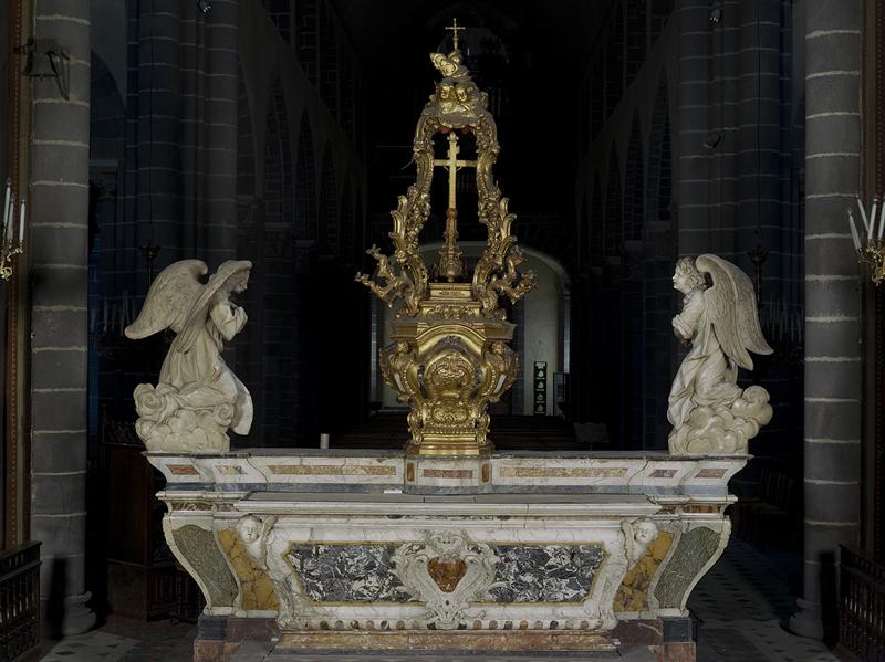 Maître-autel à la romaine, gradin, tabernacle