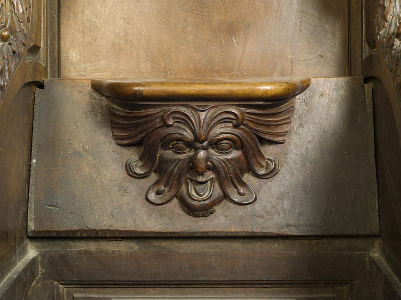 Vue de détail d'une miséricorde : mascaron