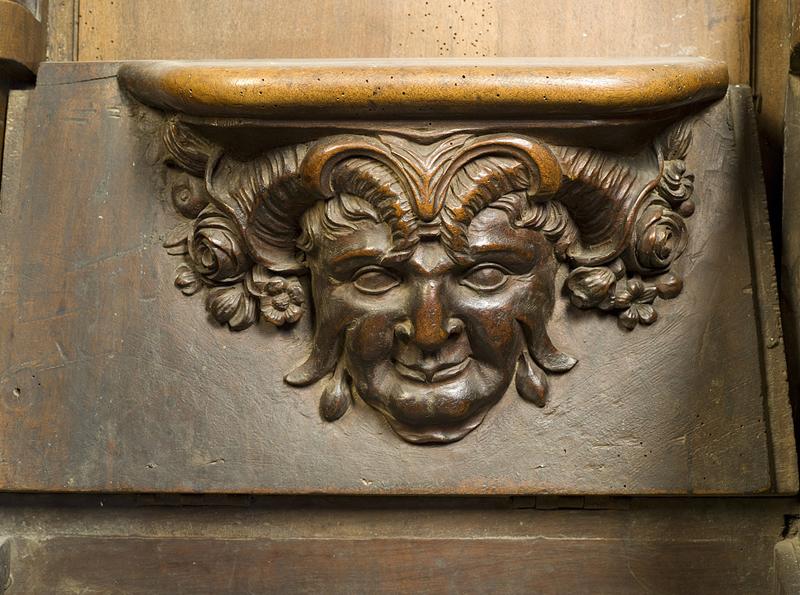 Vue de détail d'une miséricorde : mascaron