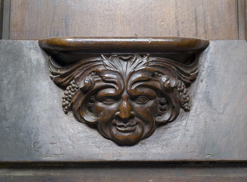 Vue de détail d'une miséricorde : mascaron