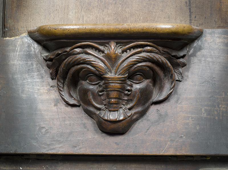 Vue de détail d'une miséricorde : mascaron