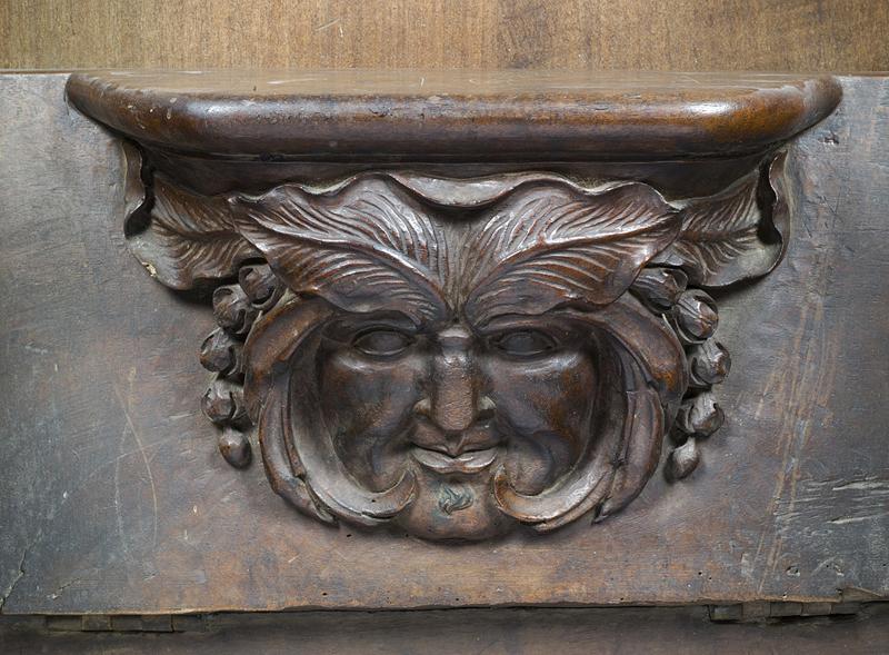 Vue de détail d'une miséricorde : mascaron