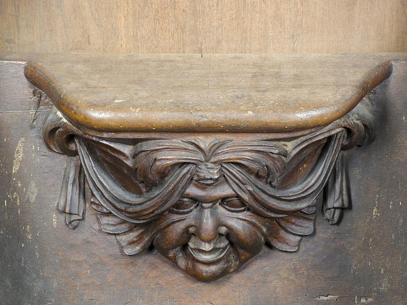 Vue de détail d'une miséricorde : mascaron