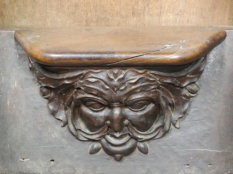 Vue de détail d'une miséricorde : mascaron