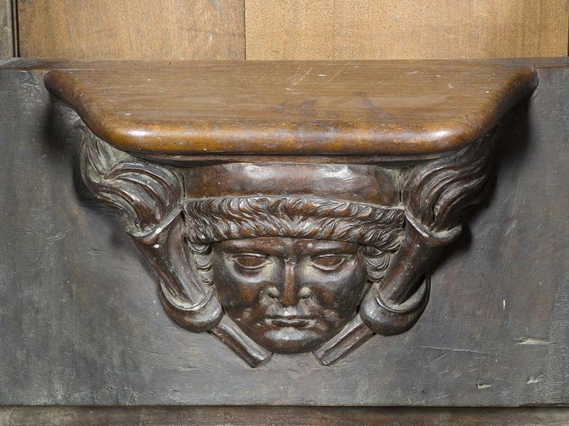 Vue de détail d'une miséricorde : mascaron