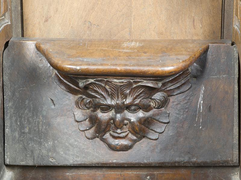 Vue de détail d'une miséricorde : mascaron