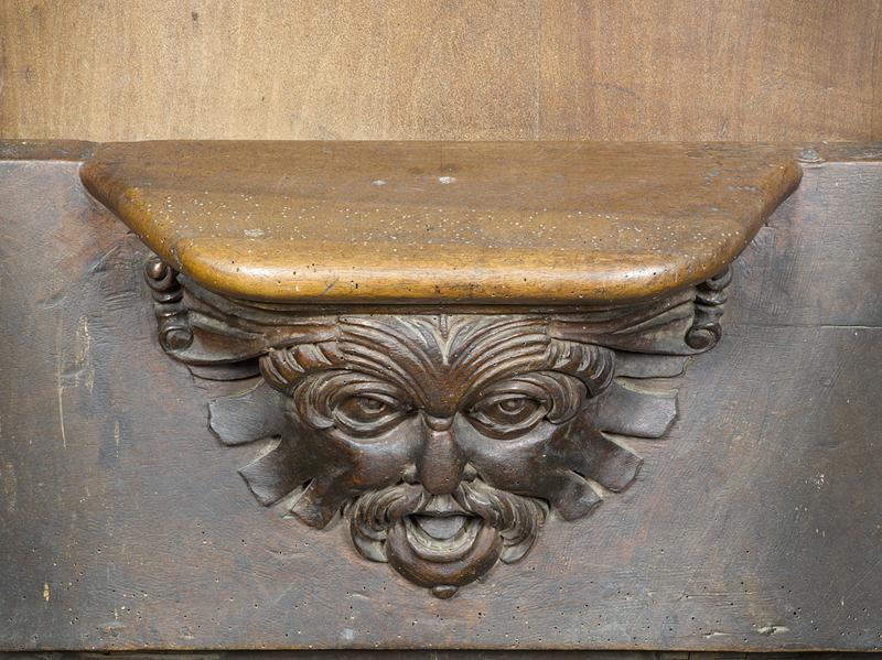 Vue de détail d'une miséricorde : mascaron