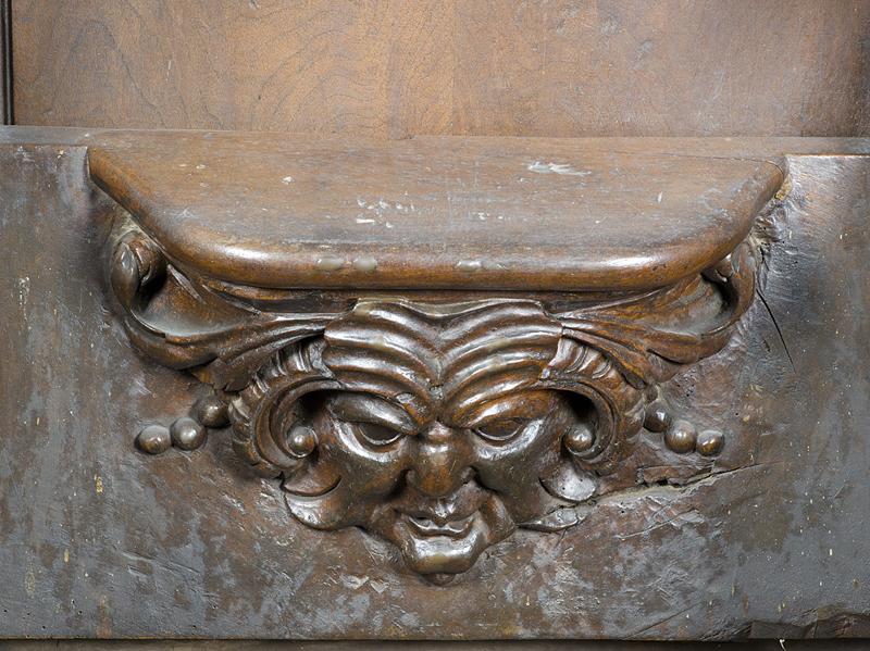 Vue de détail d'une miséricorde : mascaron