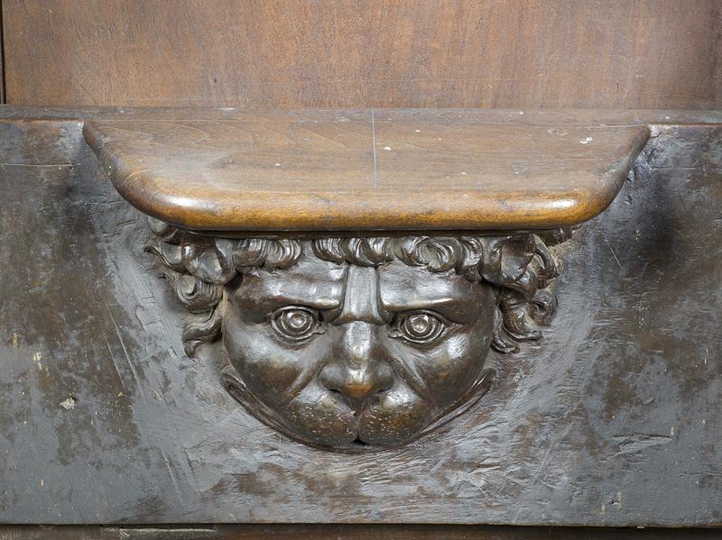 Vue de détail d'une miséricorde : mascaron