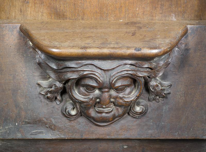 Vue de détail d'une miséricorde : mascaron