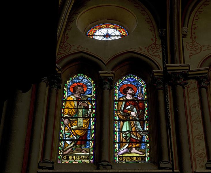 Vue générale des verrières des baies 111 et 113 : saint Bartholomé et saint Mathieu