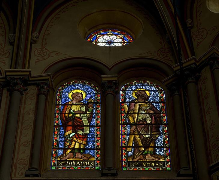 Vue générale des verrières des baies 107 et 109 : saint Jean et saint André