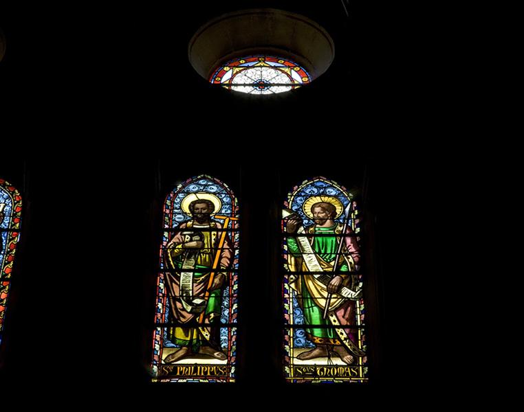 Vue générale des verrières des baies 112 et 114 : saint Philippe et saint Thomas