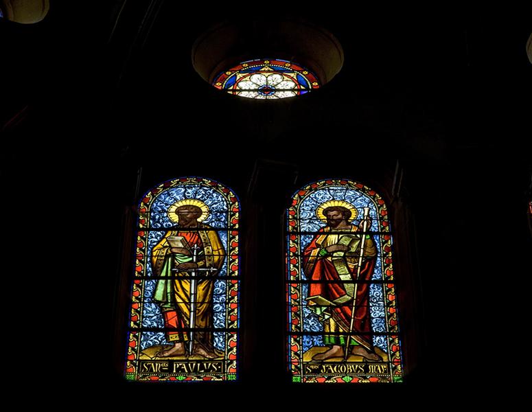 Vue générale des verrières des baies 108 et 110 : saint paul et saint Jacques le Majeur