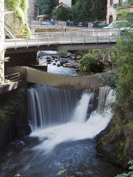 Vue rapprochée du Pont de l'épée au-dessus des chutes de la Durolle