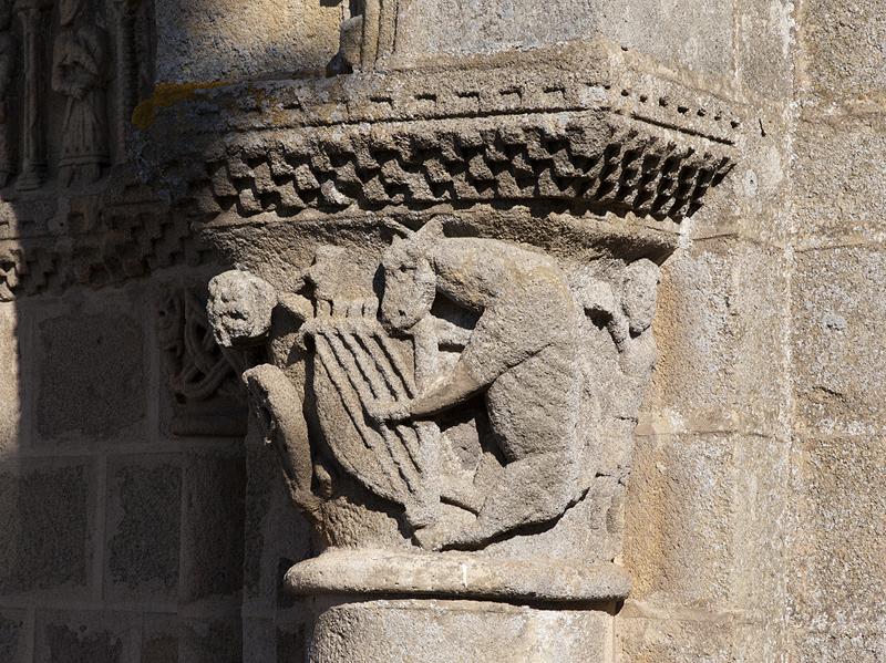 chapiteau n° 2 : âne jouant de la harpe