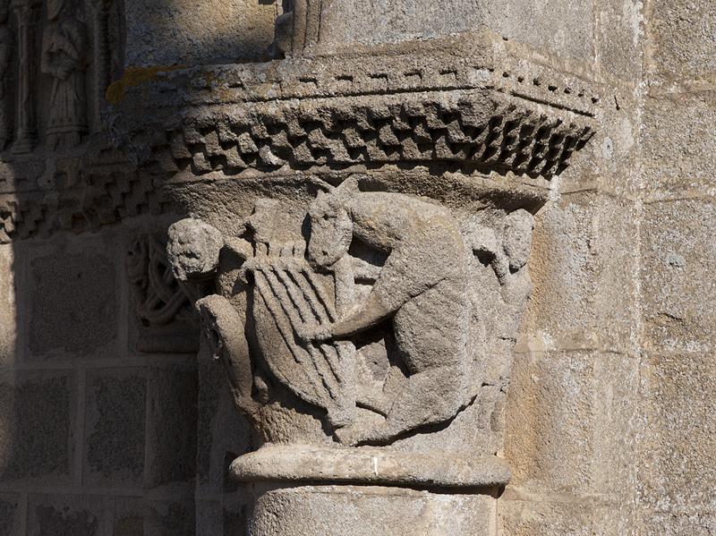 chapiteau n°2 : âne jouant de la harpe