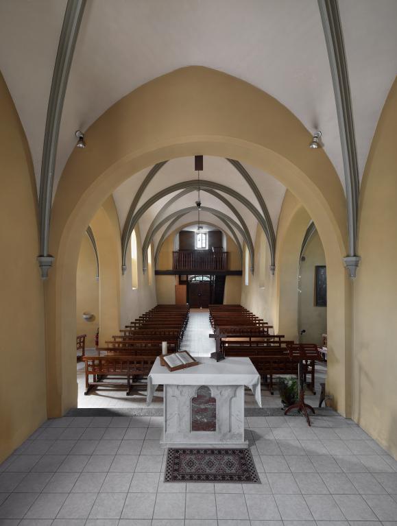 Vue d'ensemble intérieure vers l'entrée.