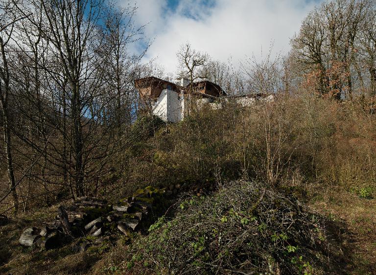 Vue de la façade postérieure, prise en contrebas. 
