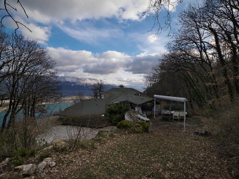 Vue des toits et de la porte du porte du garage. 