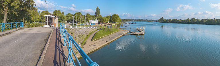 La Saône à la hauteur du pont sur la Chalaronne (rive gauche). On distingue le barrage de Dracé en arrière-plan.