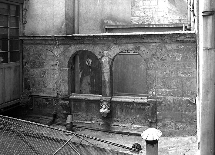 Cour intérieure : arcature médiévale.