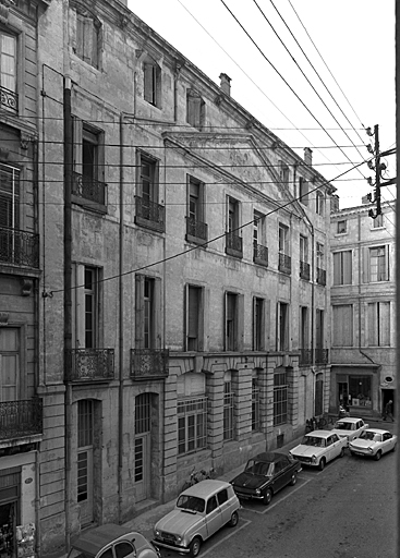 Façade sur la place Pétrarque.