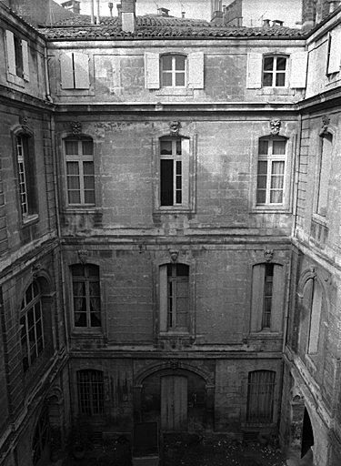 Cour : façade Ouest.