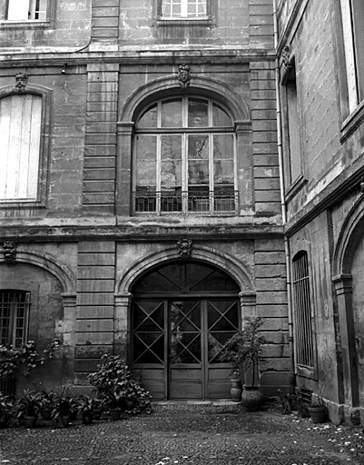 Cour : façade de la cage d'escalier.