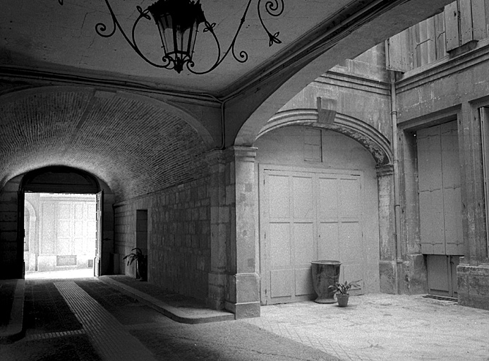 Articulation du couloir avec la galerie et de cette dernière avec la portion orientale de la cour.