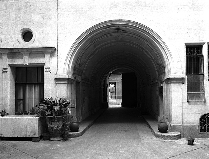 Façade Est cour centrale, rez-de-chaussée.