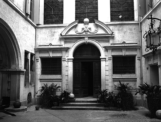 Façade Sud cour centrale, rez-de-chaussée.