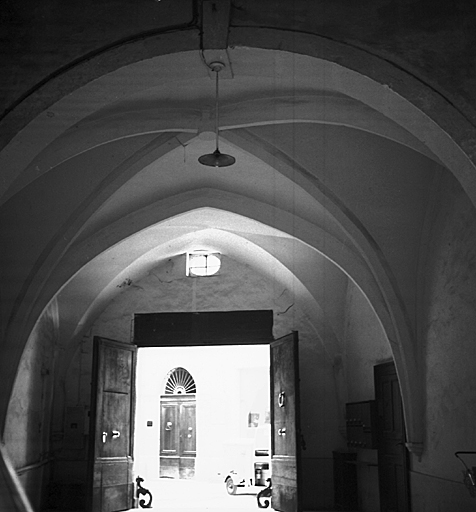 Passage voûté entre la rue de l'Ancien Courrier et la cour de l'hôtel.