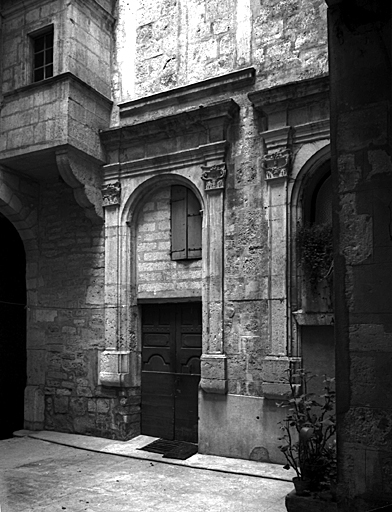 Cour 3 : façade Sud, porte et logette.