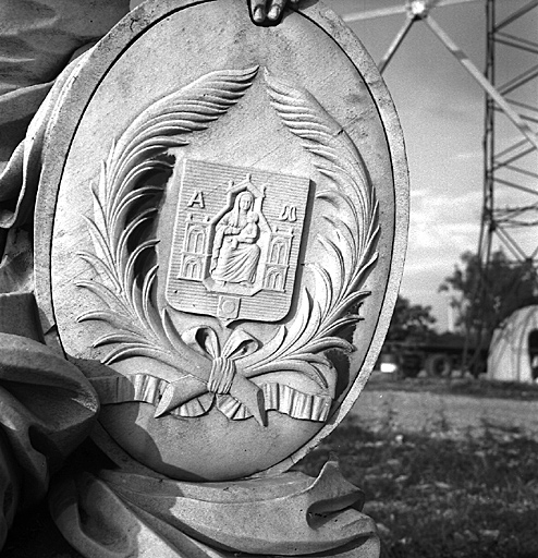 Etat en 1971. Statue de la ville de Montpellier. Détail : armoiries de la Ville.