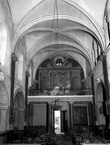 Vue d'ensemble de la nef prise du choeur vers l'entrée.