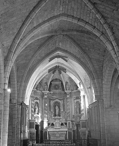 Vue de la nef vers le choeur.