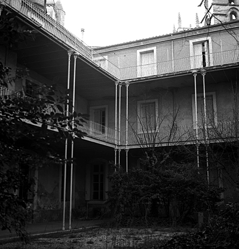 Angle des galeries ouest et sud sur jardin.