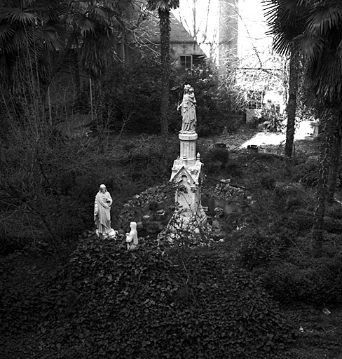 Statues, Sacré-Coeur et Vierge à l'Enfant.