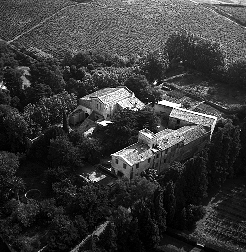 Vue aérienne du sud-ouest ; à l'arrière plan, la chapelle. Sur l'avant plan, le mas.