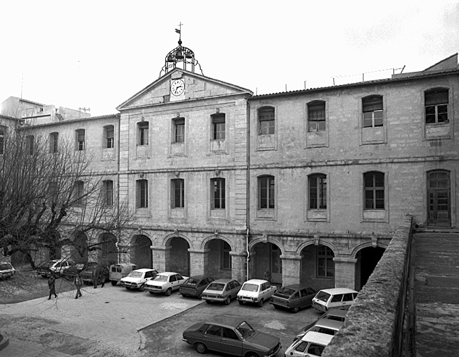 Première cour, élévation du corps de bâtiment ouest.