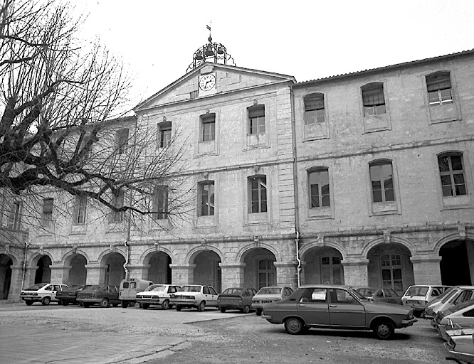 Première cour, élévation du corps de bâtiment ouest.