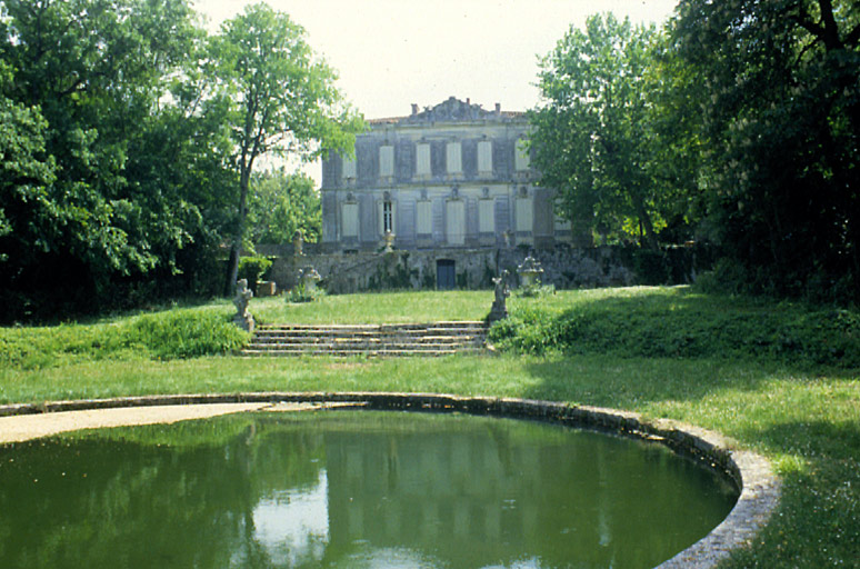 Vue d'ensemble du château depuis le parc.