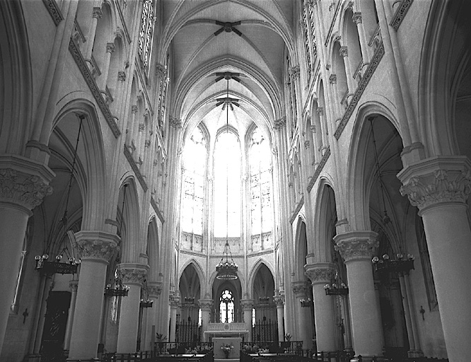 Vue intérieure vers le choeur.