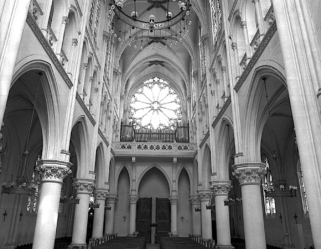 Vue intérieure vers l'entrée.